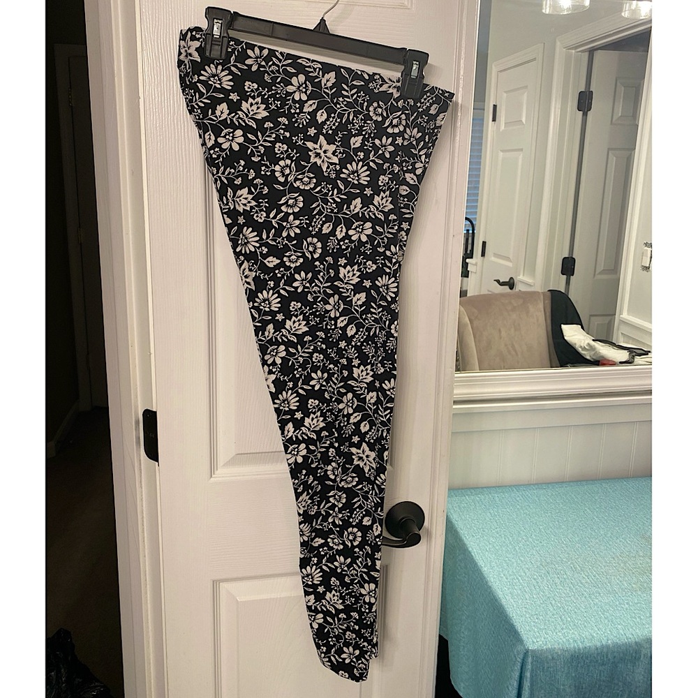 Black & white Old Navy leggings. 37” from waist. Size large